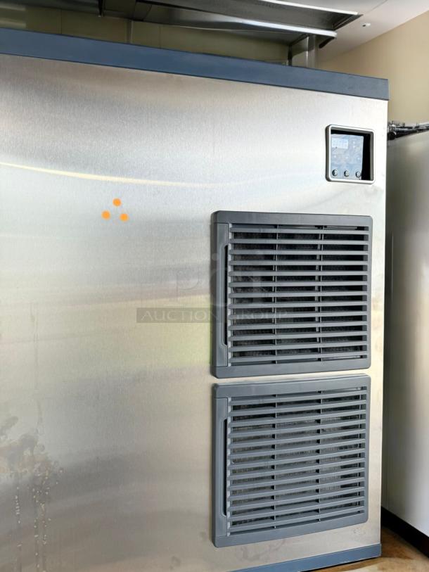 Scotsman 208V commercial ice machine with bin, excellent condition, fully tested and working, stainless steel exterior.