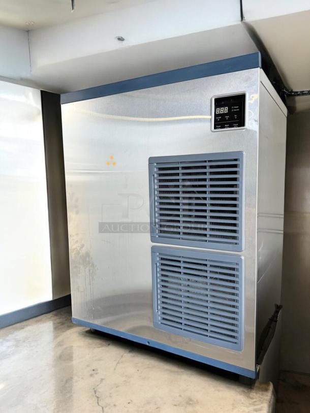 Scotsman Commercial Ice Machine with bin, 208V, excellent condition, fully tested, digital display.