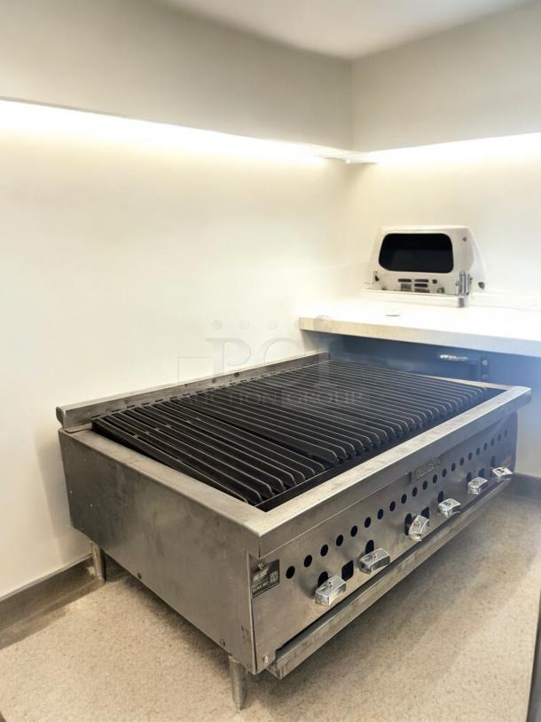 Vulcan VCRG36-M, 36" commercial gas charbroiler in excellent condition, natural gas, fully tested and working.