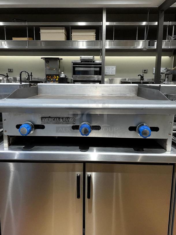 American Range 36” countertop gas griddle in excellent condition. Features blue control knobs, stainless steel body. Tested and working.