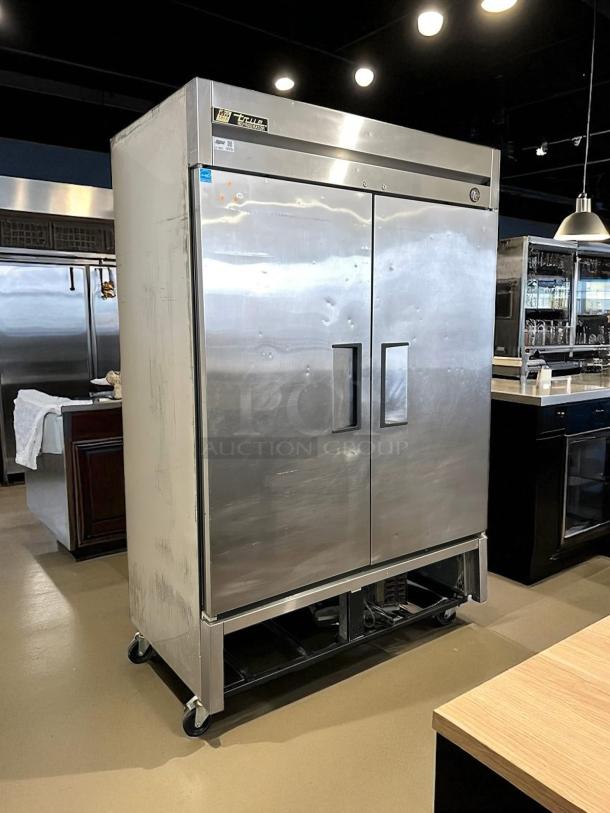 True T-49-HC 54" reach-in refrigerator with dual solid doors, left/right hinge. Excellent condition, tested, 115v.