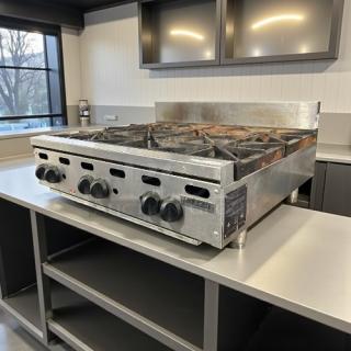 Vulcan VHP636 countertop range, 36" with 6 burners, natural gas, 180,000 BTU, great condition, tested & working.