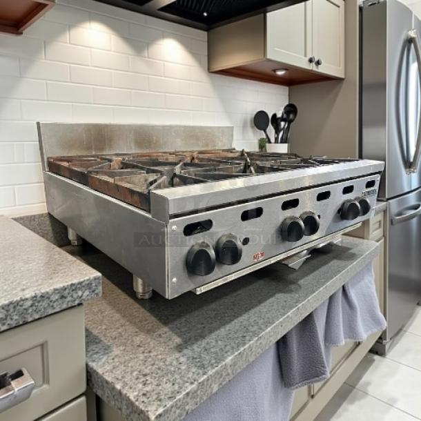 Vulcan VHP636 countertop range, 36" with 6 burners, natural gas, 180,000 BTU, excellent condition, fully tested and working.
