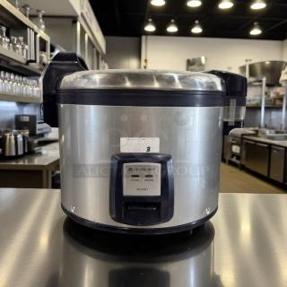 Thunder Group SEJ3201 30 Cup Electric Rice Cooker-Warmer with digital controls, in perfect condition, model SEJ3201.