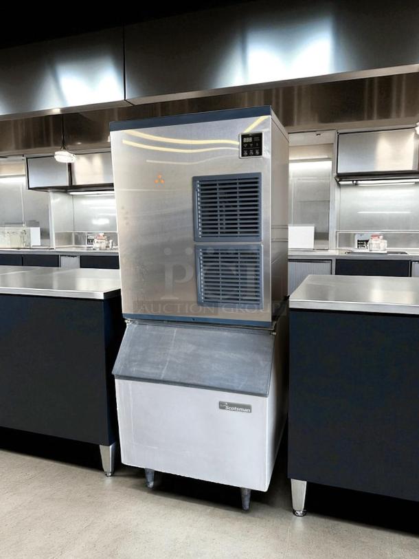 Blue Air Model BLMI-850A _BA126 ice machine, excellent condition, fully tested, stainless steel finish, 850 lbs capacity.