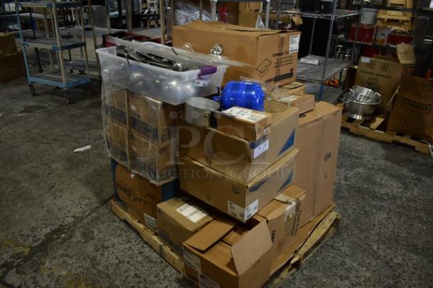 16 brand new scratch and dent boxes with ladles, colander, Camwear bins on a pallet. Mixed packaging with visible labels.