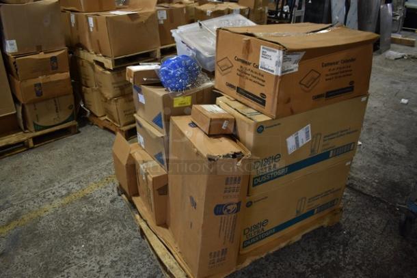 16 brand new scratch and dent boxes on a pallet, including ladles, a colander, and Camwear bins. Labels detail item contents.