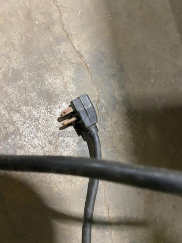 Close-up of a power cord for the Tor-Rey TEM-200NG commercial bakery display.