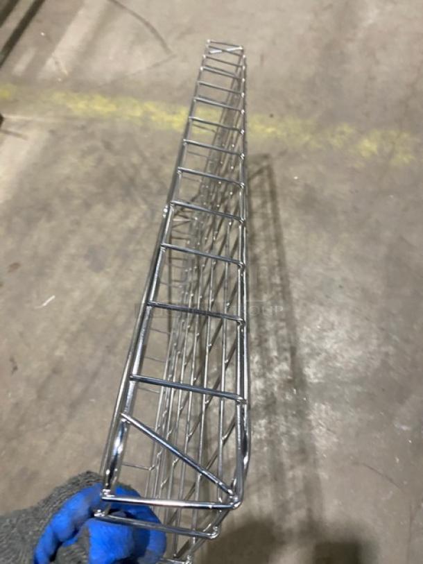 Commercial chrome plated full-sized wired rack, ideal for bagels or pastries. Features durable metal construction, very good condition.