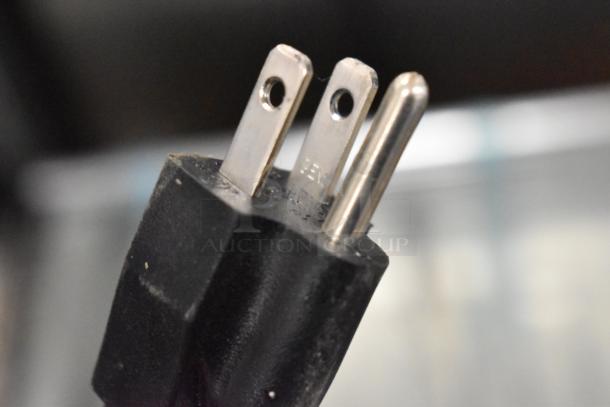 Close-up of power plug for ServIt 423PDW18D2S Stainless Steel Pizza Warmer. 120 Volts, 1 Phase.