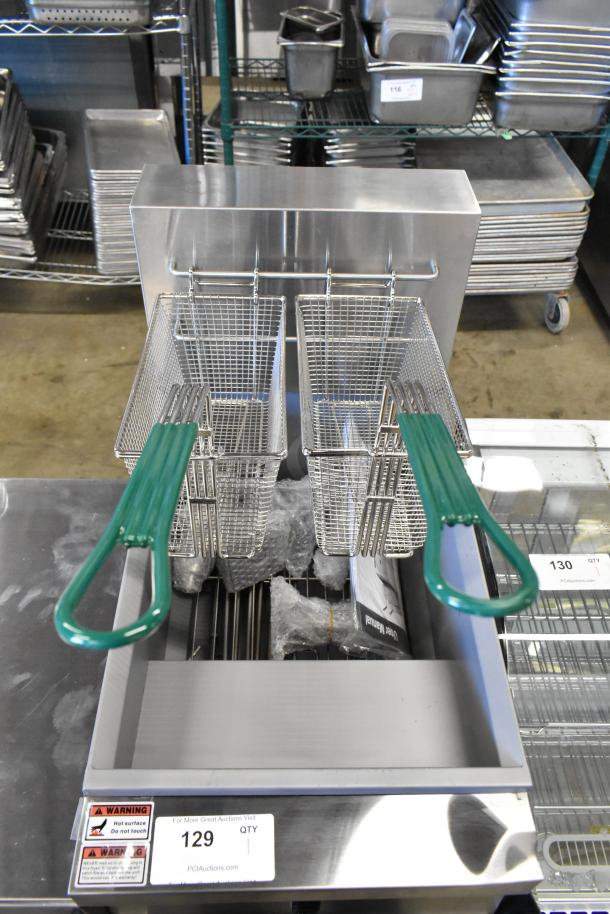 BRAND NEW Avantco 177EF40C stainless steel fryer with 2 metal baskets. Electric, 208V, 3 Phase. Scratch and dent condition.