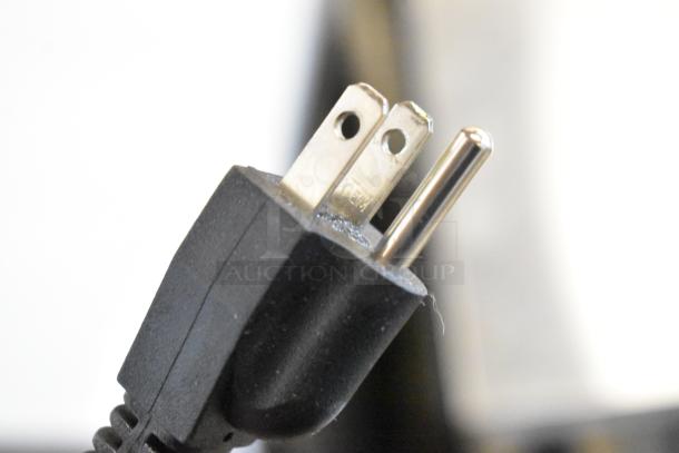 Close-up of a power plug for the Avantco 194MCF422A stainless steel commercial ice machine, indicating its electrical compatibility.