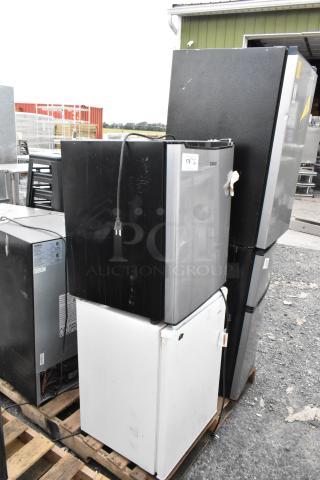 Six mini coolers including Galanz GLR3MBKE23, Haier HC27SF10RW stacked on pallet. Black and white units, plug visible.
