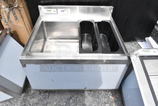 BRAND NEW SCRATCH AND DENT! Regency 600IB2124C7 Stainless Steel Commercial Ice Bin w/ Cold Plate. No Legs - Item #1205495