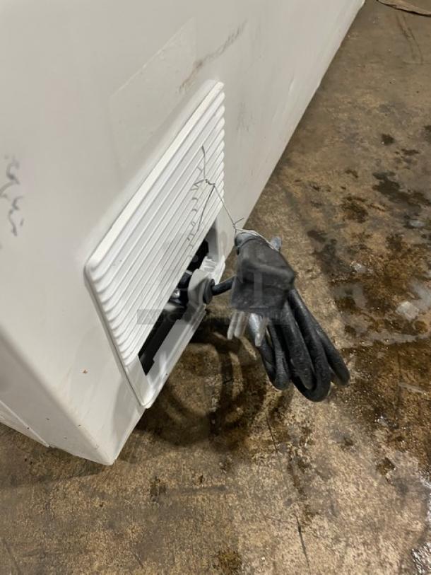 Vissani Commercial White 32" Chest Freezer, Model MDCF7WH, 115V. Visible power cord, minor surface marks.