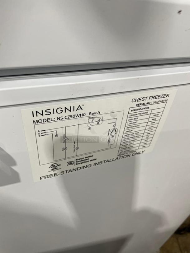 Insignia Commercial 25" chest freezer, model NS-CZ50WH0, white, shown with label indicating serial number 24C30A00786 and 115V.