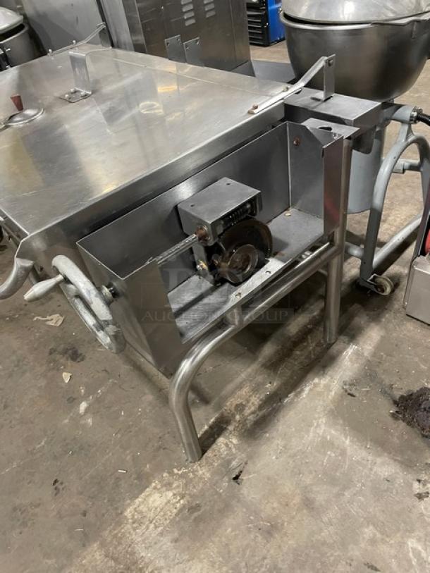 Groen stainless steel natural gas tilt skillet on legs, featuring a tilting mechanism. Ideal for commercial kitchens.