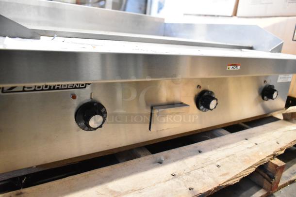 BRAND NEW Southbend PE36N-TTT stainless steel electric griddle. Features 208V, 1 Phase. Scratch and dent condition.