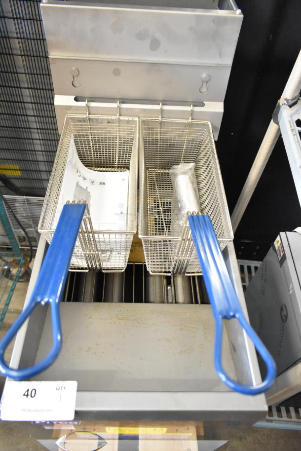 Brand new 2025 Pitco Frialator 40D stainless steel propane gas fryer with two metal baskets, 107,000 BTU, minor scratches.