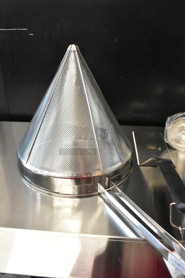 China cap strainer in stainless steel, perfect condition, part of 12 brand new scratch and dent auction items.