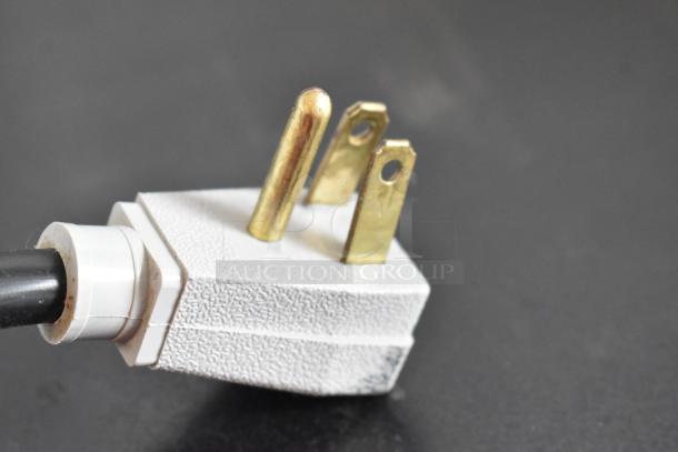 Close-up of a plug for a 2017 True GDM-41SL-48-HC-LD cooler merchandiser, 115 volts, 1 phase.