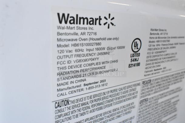 Label of Hamilton Beach HB61B100027880 microwave oven, 120V, 1000W output, FCC ID VG8XM0P04YY, made in China, manufactured September 2023.