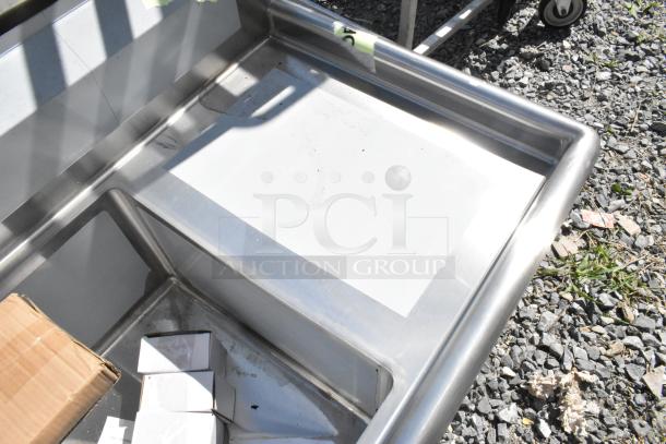 Stainless Steel Steelton 522CS31620LR 3 Bay Sink with dual drain boards. Scratch and dent condition, commercial-grade.