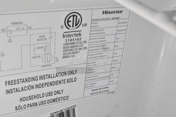 Label on Hisense mini cooler RR17D6ABE, 115 volts, 1 phase. Details installation and specifications in English and Spanish.