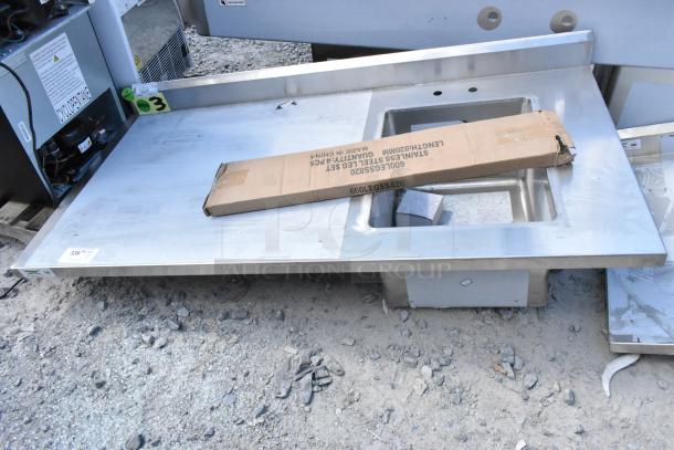 BRAND NEW SCRATCH AND DENT Regency 600ST3060R Stainless Steel Table with Sink Bay. Includes packaging box and visible minor scratches.