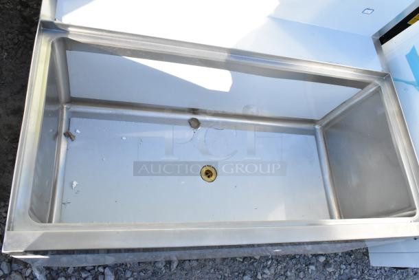 Regency 600IB2436S Spec Line 24" x 36" underbar ice bin, 119 lb capacity, scratch and dent condition. Stainless steel finish.