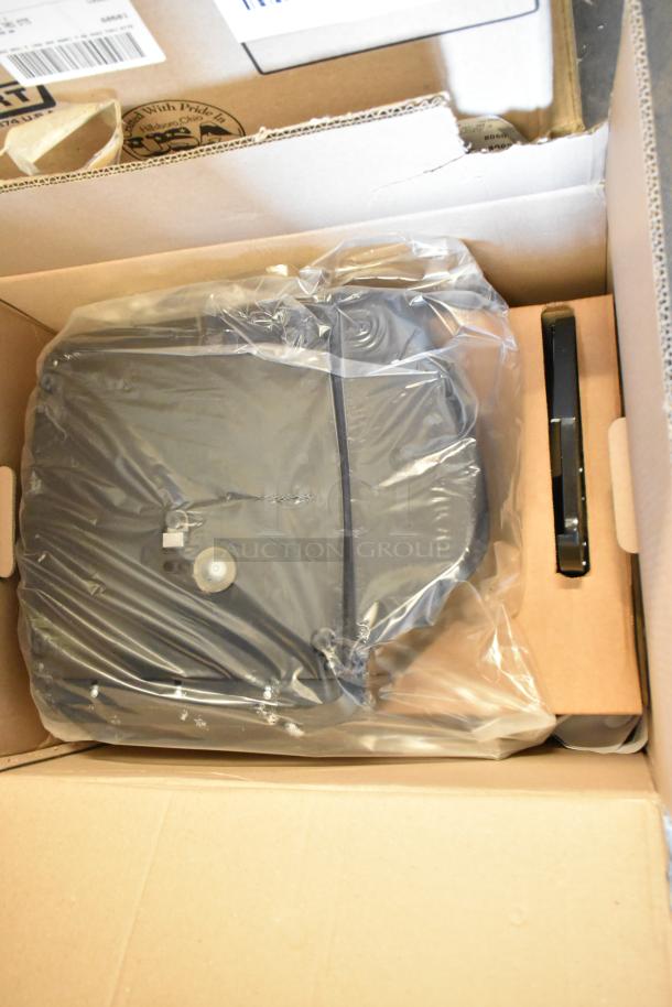 Brand new 2025 Hobart HTi metal food portioning scale in box. Sealed in plastic, 120/208-240V, 1 phase.