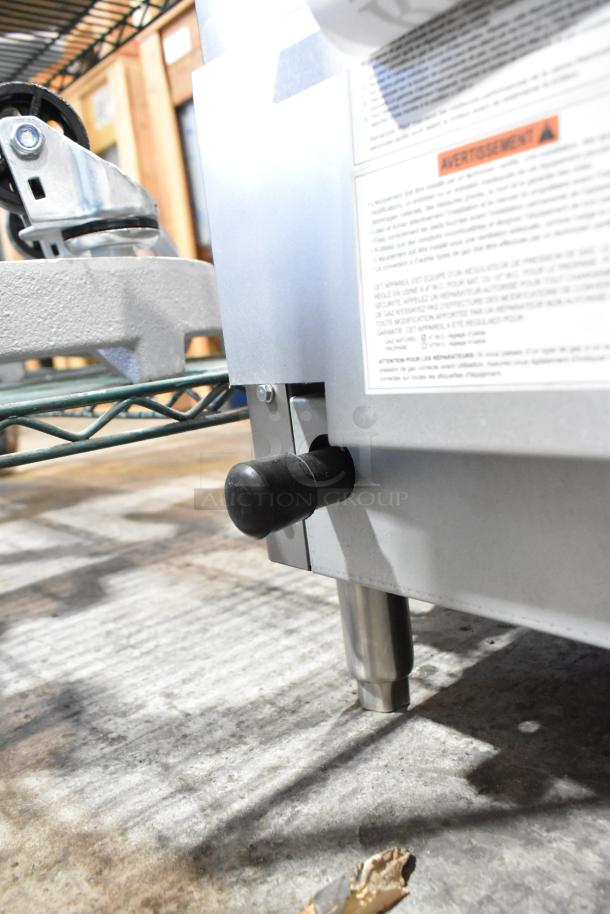 Stainless steel Vollrath GGMDM-24 griddle, 24-inch, medium-duty, manual controls, 56,000 BTU, new with scratch and dent.