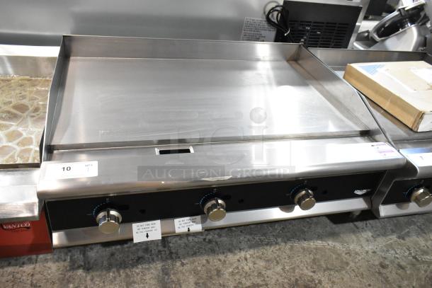 BRAND NEW Vollrath GGMDM-36 stainless steel 36" griddle, natural gas, manual controls, 84,000 BTU, scratch and dent condition.