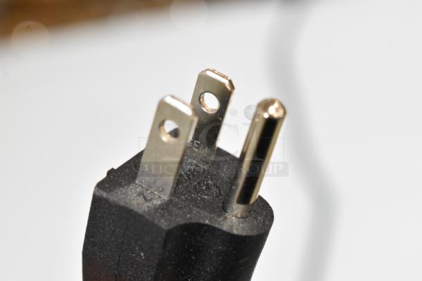 Close-up of a three-prong plug for the Avantco 194MCH430A ice machine, showing standard US configuration.