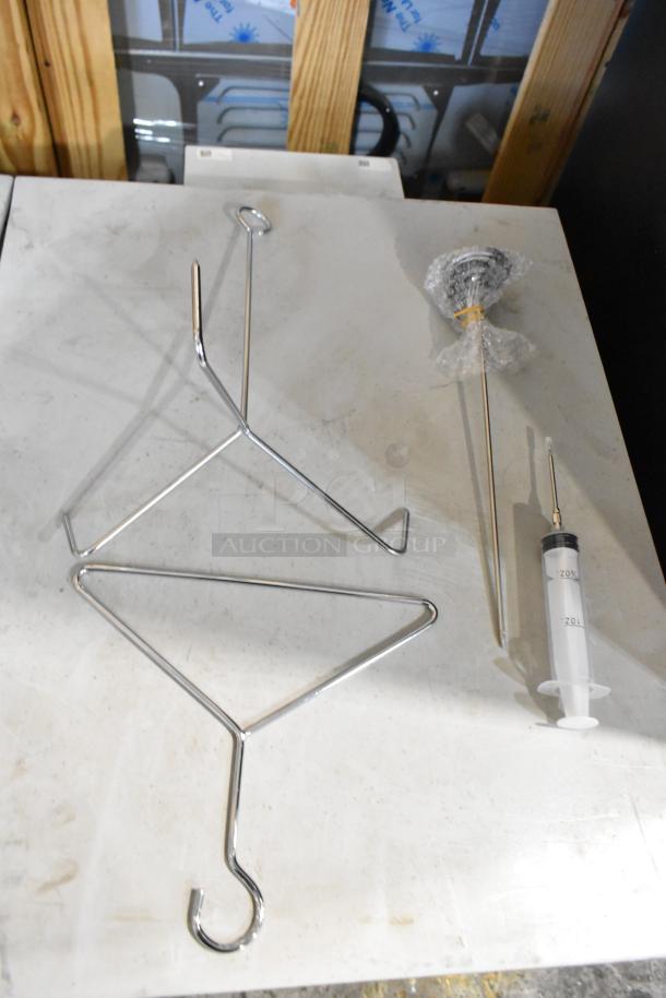 Metal propane gas single burner with deep fryer stock pot, new with minor scratches. Includes hooks and syringe.