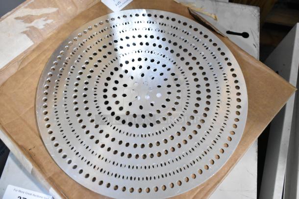 Brand new 16" perforated aluminum pizza disk by American Metalcraft. Scratch and dent condition. Model 18916SP.