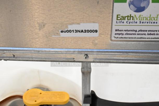 330 GCube Hybrid Pallet, EarthMinded label visible, marked BU0013NA20009. Suitable for recycling and life cycle services.