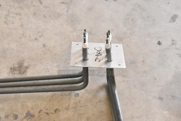 Blodgett 8595 Element Assy 240v 5000w, new condition, with visible markings; sold as scratch and dent.