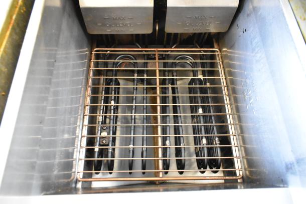 2018 Pitco SE14 stainless steel commercial electric fryer with heating elements and max/min oil level indicators visible.