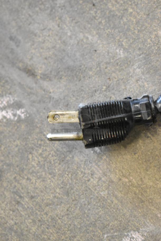 A power plug from the metal commercial countertop panini press merchandiser. 115 Volts, 1 Phase.