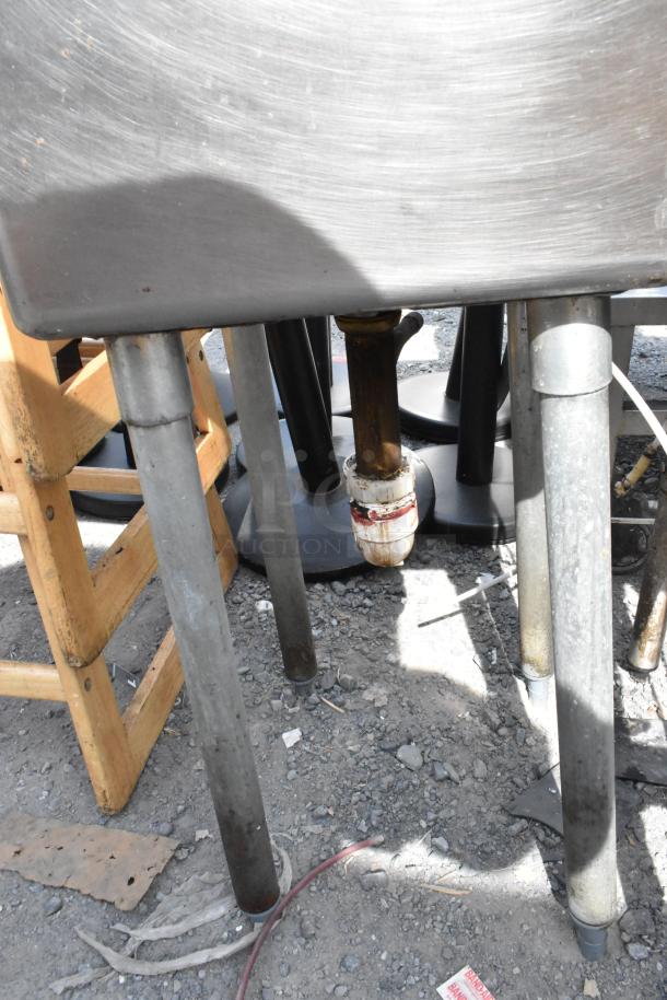 Stainless steel single bay sink with sturdy metal legs. Slight signs of wear. Ideal for commercial use.