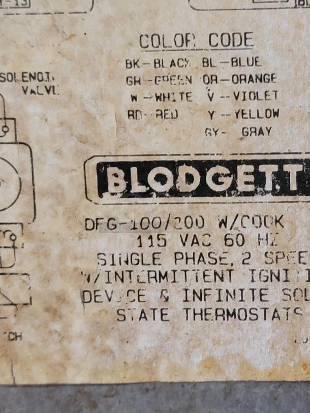 Blodgett DFG-100/200 label with voltage and phase specs, ideal for commercial kitchens. Features intermittent ignition and state thermostats.