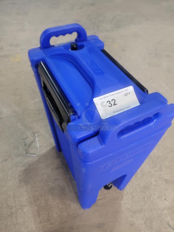 CaterGator 5-gallon blue insulated beverage dispenser, model 215BEVDP5, with handle and auction tag, excellent condition.