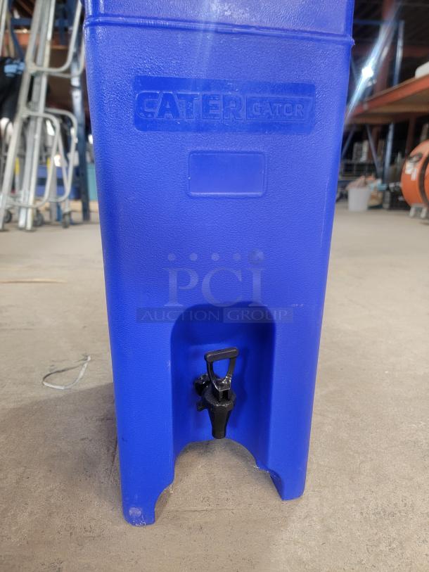 CaterGator 5-gallon insulated beverage dispenser, blue, model 215BEVDP5, with spigot, ideal for hot or cold drinks.