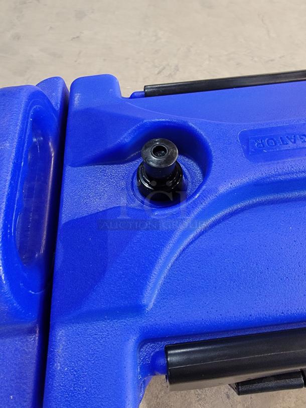 CaterGator 5-gallon insulated beverage dispenser, model 215BEVDP5. Blue, durable build, ideal for hot or cold drinks.