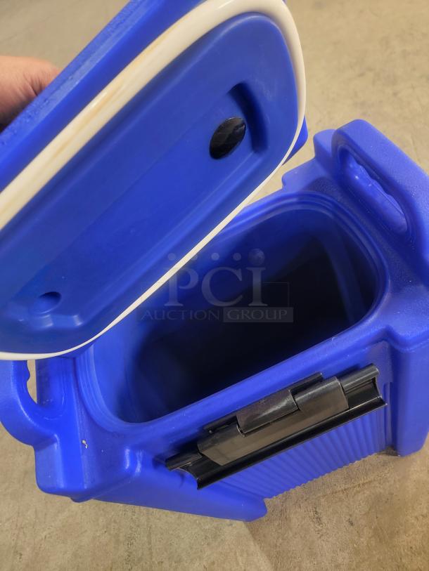 CaterGator 5-gallon insulated beverage dispenser, blue, model 215BEVDP5; ideal for hot or cold drinks; excellent condition.