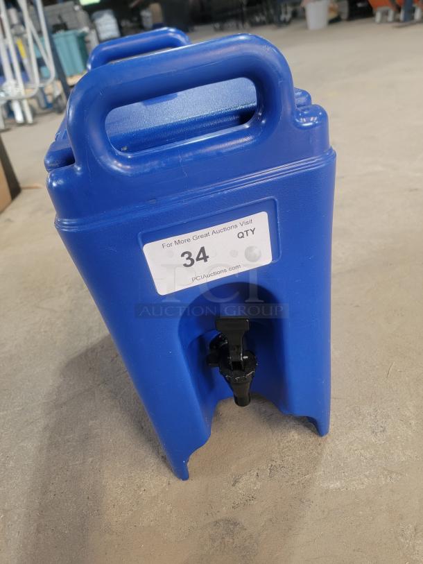 Cambro 2.5-gallon blue insulated beverage dispenser, model 250LCD, with secure handle and spout, ideal for events.