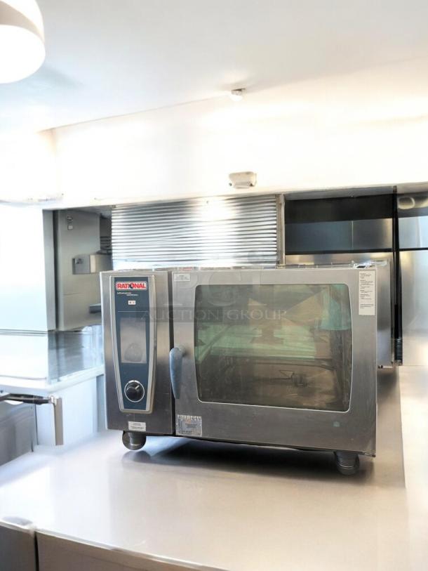 Rational SCC WE 62G SelfCookingCenter combi oven in excellent condition, natural gas, 115V ignition, fully tested.