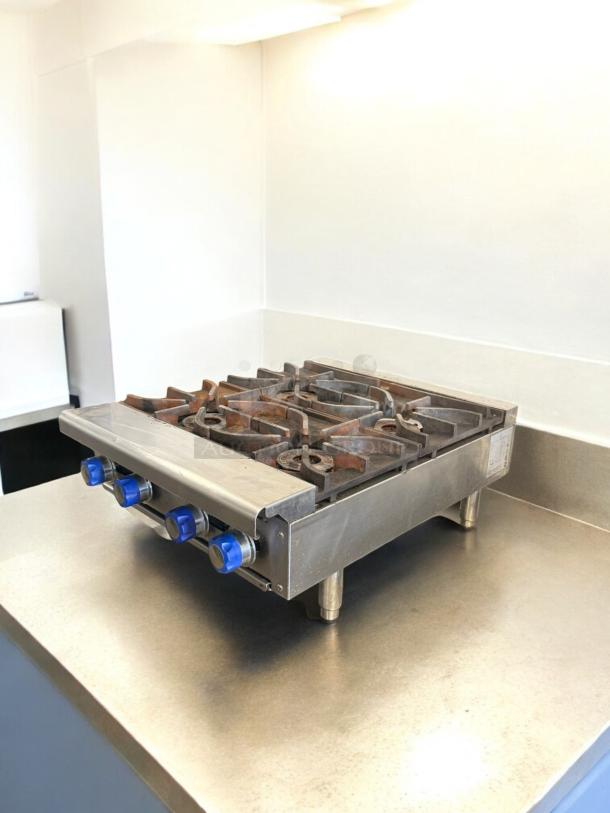 Imperial 4-Burner Gas Hot Plate in excellent condition. Natural gas. Fully tested, working, with blue control knobs.