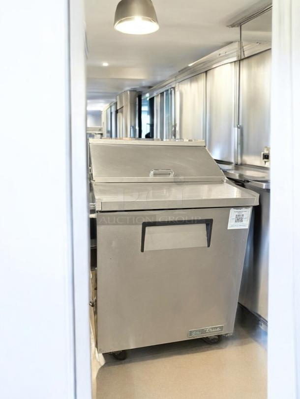 True TSSU-27-08-HC prep table in excellent condition, stainless steel, 27" fridge, single door, fully tested and working.